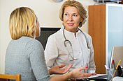 Ärztin und Patientin im Gespräch Eine Patientin spricht mit Ihrer Ärztin